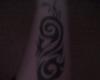 Tribal con un simbolo chino en el antebrazo