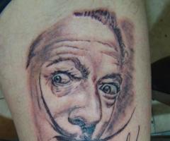 Tatuaje retrato de Salvador Dalí