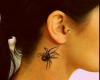 Tatuaje araña en el cuello