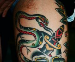 Calavera, daga y serpiente