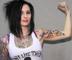 Mujer tatuada brazo y pecho