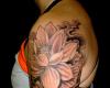 Manga femenina con flor de loto