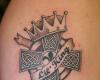 Cruz celta con corona y frase