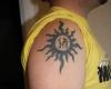 Tribal en el brazo con sol y banda