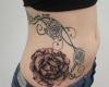 Tatuaje de rosas en la cintura