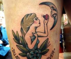 Mujer enamorada de la luna