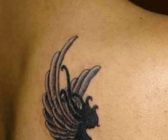 Tatuaje de hada en la espalda