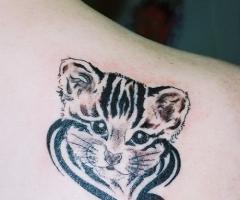 Tatuaje de gato con tribal