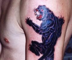 Tattoo de pantera negra en el brazo