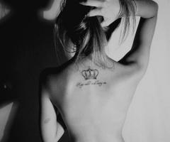 Corona femenina con letras