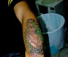 La virgen de Guadalupe con manos de oracion