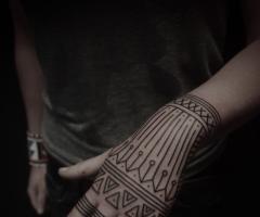 Lineas decorativas en la mano