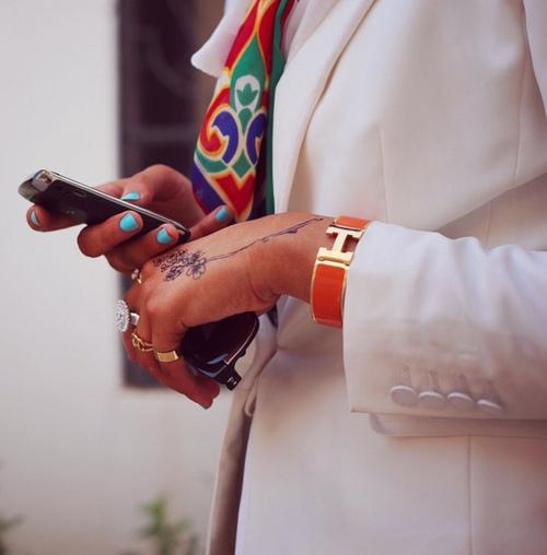 Tattoo flores en la mano