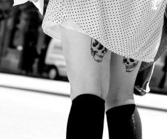 Chica con dos calaveras en las piernas