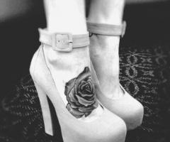 Rosa blanco y negro en el pie