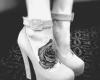 Rosa blanco y negro en el pie