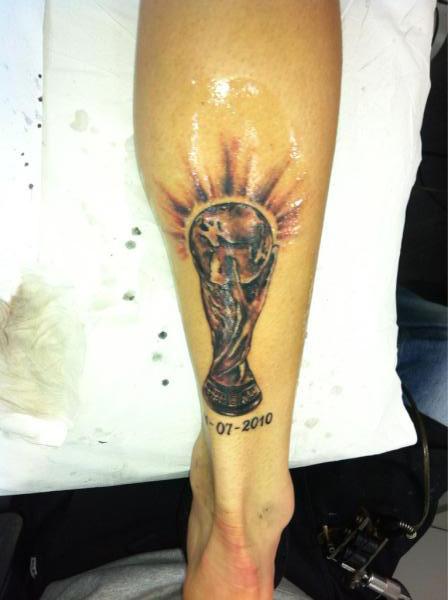 Sergio Ramos tatua taça da Copa do Mundo na perna