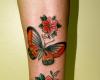 Mariposas y flores en la pierna
