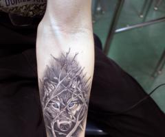 Lobo feroz en antebrazo