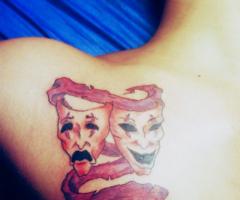 Tatuaje comedia y drama