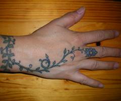 Enredadera con flor en la mano
