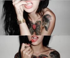 Tattoos femeninos en el pecho
