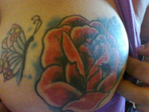 Mi tatto en el pecho izquierdo, una rosa y una mariposa