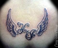 Tatuaje de iniciales con dos alas