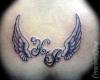 Tatuaje de iniciales con dos alas