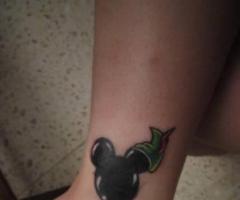 Silueta de Mickey Mouse con el sombrero de Peter Pan
