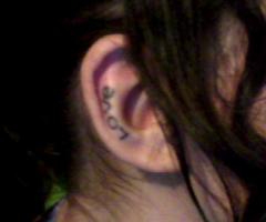 Love tatuado en la oreja