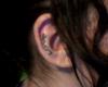 Love tatuado en la oreja