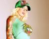 Rubia sensual con tatuajes
