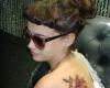 Tatuaje de Celeste Cid Colibrí con Flor