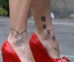 Cantora Pink tatuagem na perna