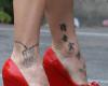 Cantora Pink tatuagem na perna
