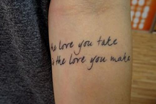 Sthefany Brito fez uma tatuagem sobre o amor