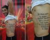 Victor Pecoraro tatuou um trecho da Bíblia na lateral esquerda