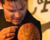 Ricky Martin tem uma mulher nua estilizada