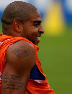 Adriano tem um coração com nomes e texto religioso