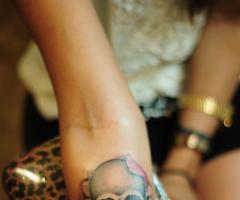 Calavera en antebrazo de mujer