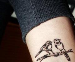 Dos aves en la muñeca