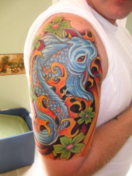 Tattoo Pez koi en el brazo