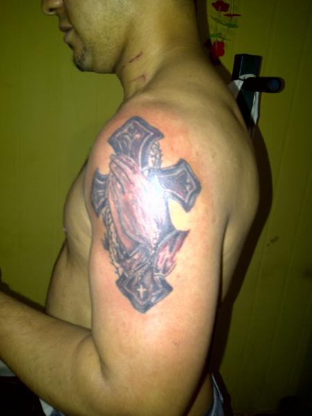 Las manos de dios y cruz tattoo