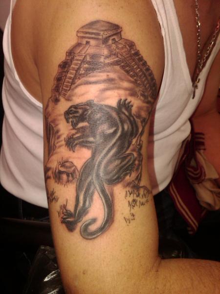Pantera tatuada en el brazo