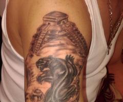 Pantera tatuada en el brazo