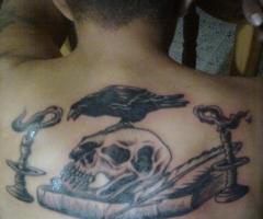 Calavera, cuervo y candelabros