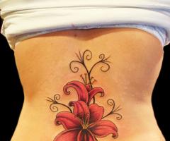 Tatuagem de lirios nas costas