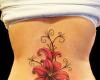 Tatuagem de lirios nas costas