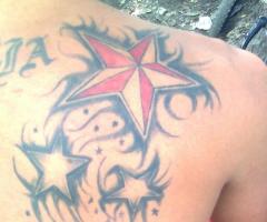 Tattoo de estrellas fugaces en la espalda